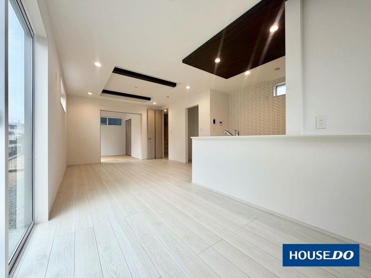 大画面TVも余裕、インテリアプランが考えやすいワイドな18帖のリビング♪