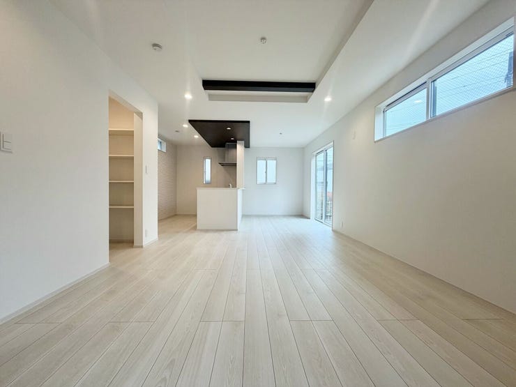 三面採光の南向きリビングになります♪