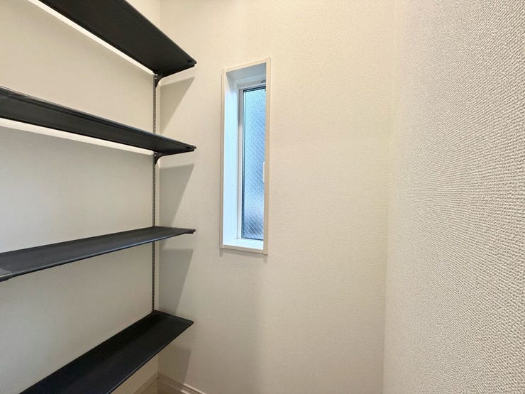 ベビーカーやアウトドア用品等も玄関横に収納可能です♪