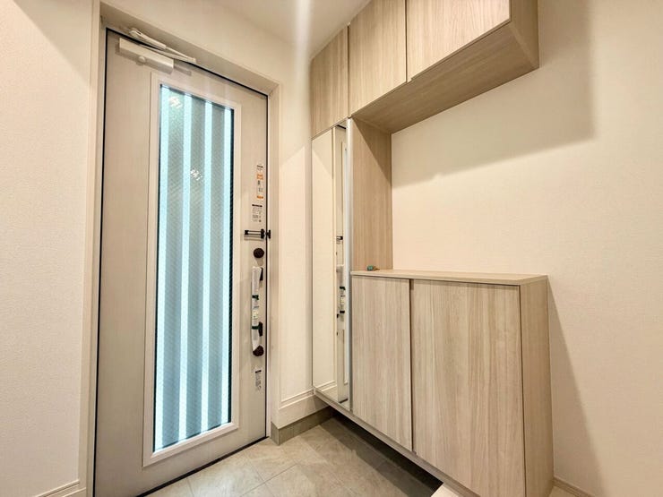 天井までの高さがあるタップリ玄関収納、姿見付きなのも便利♪