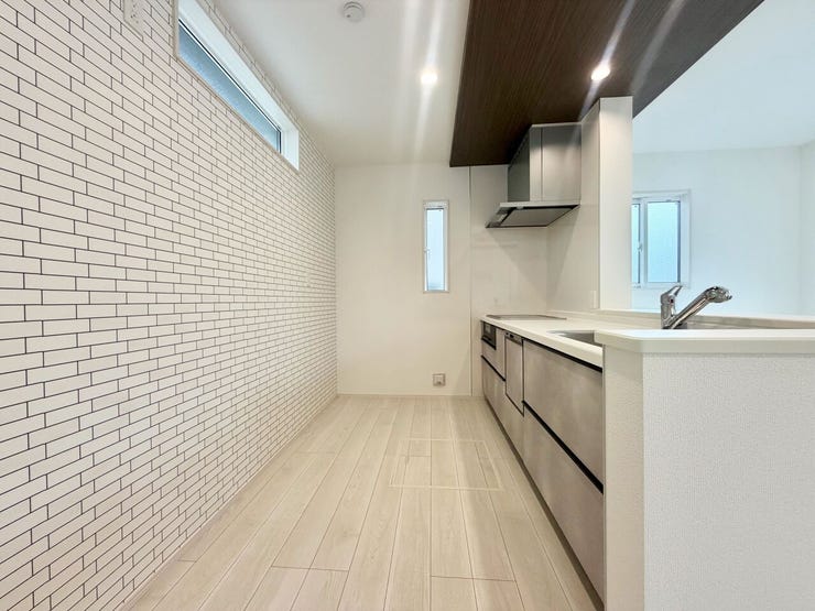 お子様と並んで料理をしても余裕のゆとりのキッチン♪