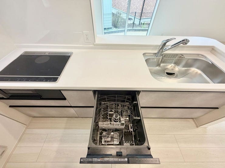 後片付けもラクラクな食器洗乾燥機とIHクッキングヒーター付♪