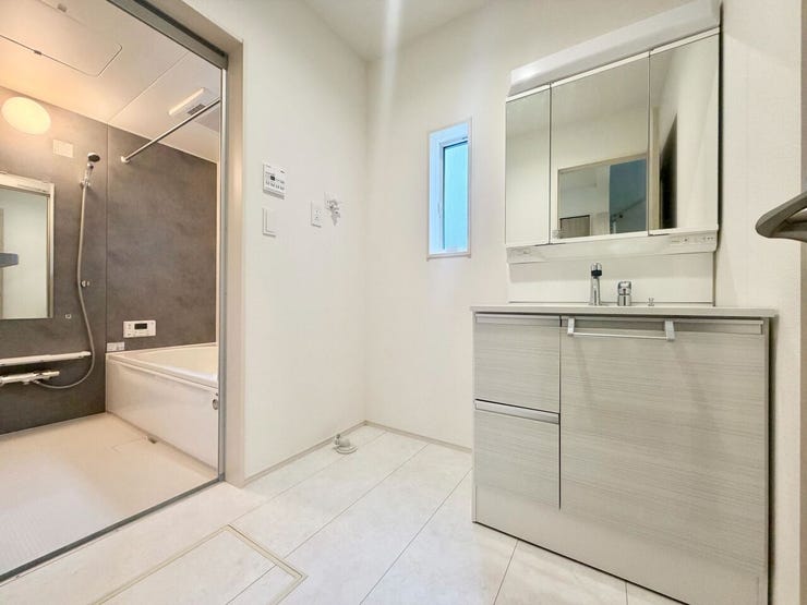 開けると大容量の収納、閉めると3面鏡で見た目もすっきり♪