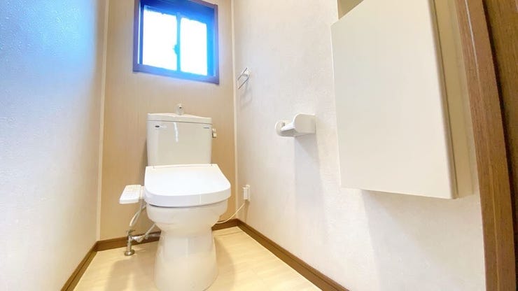 トイレにも窓があり、明るく通風良好です◎