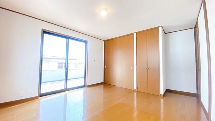 大きな窓から朝日が差し込み、目覚めのよい1日が迎えられそうです◎