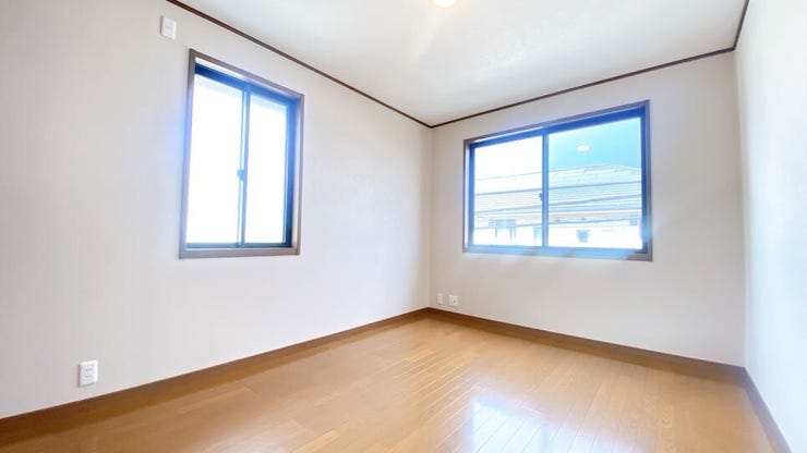 光をたっぷり取り込める窓があり明るい室内です◎