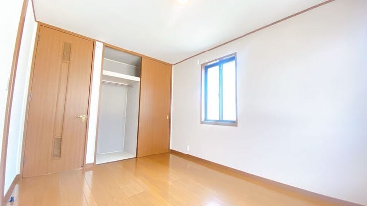 白を基調にした内装で空間がより広く感じられるお部屋です。