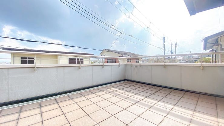 お天気の良い日はお布団も干すことができるワイドバルコニーです♪