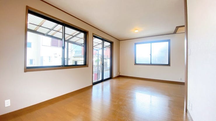 開口部に広い窓があり、採光・通風ともに多く取り込めます。