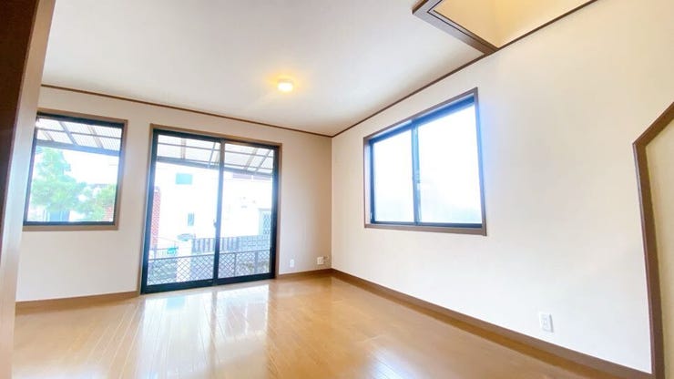 全体に光があふれる2面採光の明るい室内です。開放感のある広いLDK!