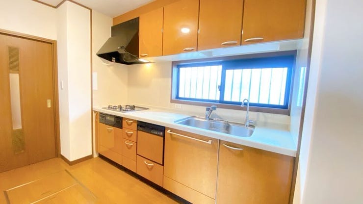 キッチン横の窓は、換気の時にも便利です。