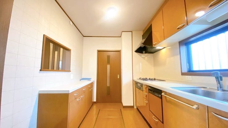 上部にも収納があり食器等を収納できます◎