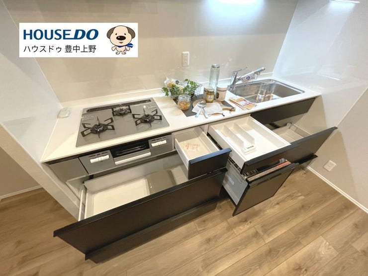 新調された食洗機付のシステムキッチン♪壁付キッチンのおかげでお部屋が広くお使いいただけます。