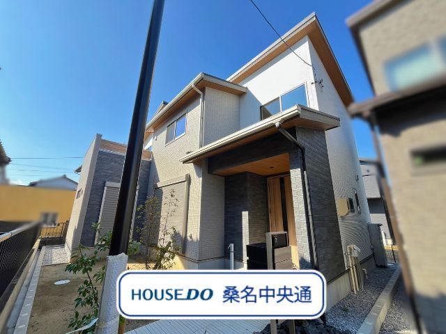 【外観】
桑名市柳原に建つ4LDKの戸建てです。リビング、キッチン、9.9帖洋室の3か所に床暖房が付いています