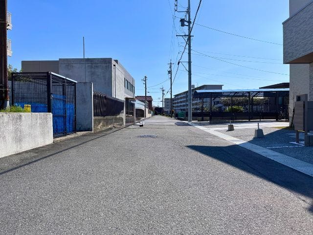 ●幅員約5.2m前面道路●普通車同士のすれ違いが比較的スムーズにできる道幅。駐車場への出入りが楽です