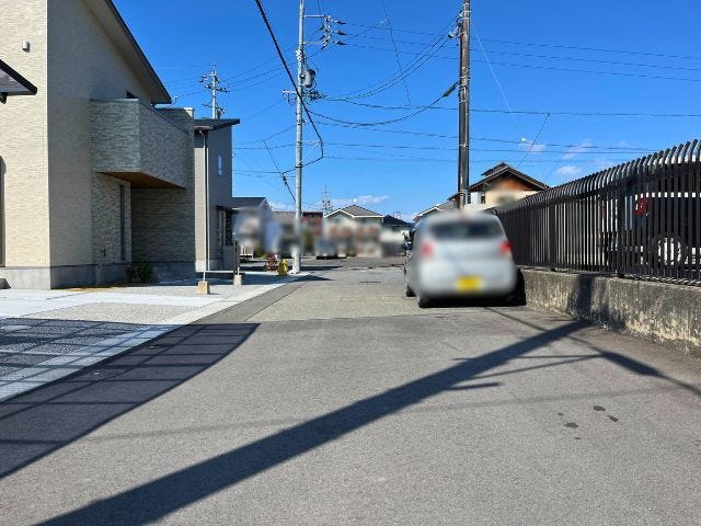 ●幅員約5.2m前面道路●2台の車がすれ違える道幅。車の出し入れもゆったりとする事が出来ます