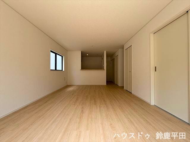 対面式キッチンでいつでもリビングの様子を見ることができます。家事をしながらでもご家族との会話ができるのでいいですね。