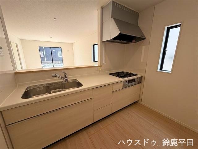 収納スペースを備えたキッチンで食器や調理器具などをすっきり整理することができます。