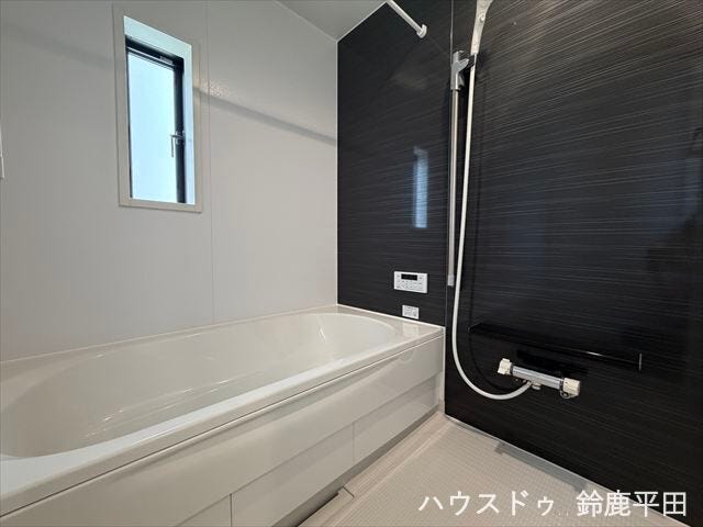 黒のアクセントクロスが特徴の浴室です。浴槽が広く、窓もついているので毎日快適に入浴できます。