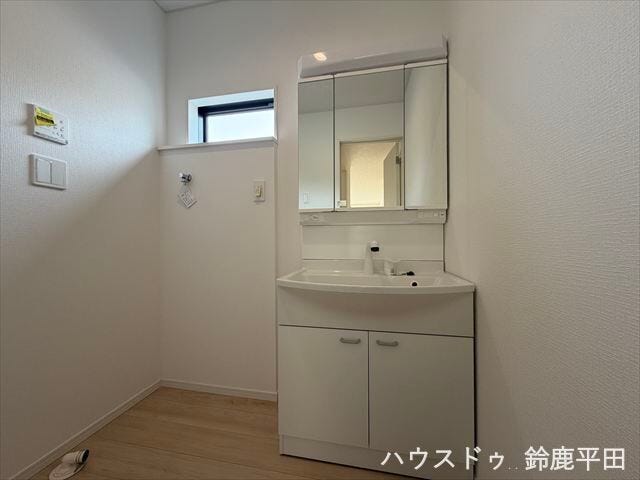 三面鏡と収納スペースを備えた使い勝手のいい洗面台です。洗濯機を置くスペースもあるので家事動線に優れているのがいいですね。