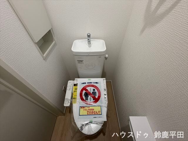 白を基調としたシンプルなデザインのトイレです。背面にトイレ用品を整理でき、見せない収納として活躍します。