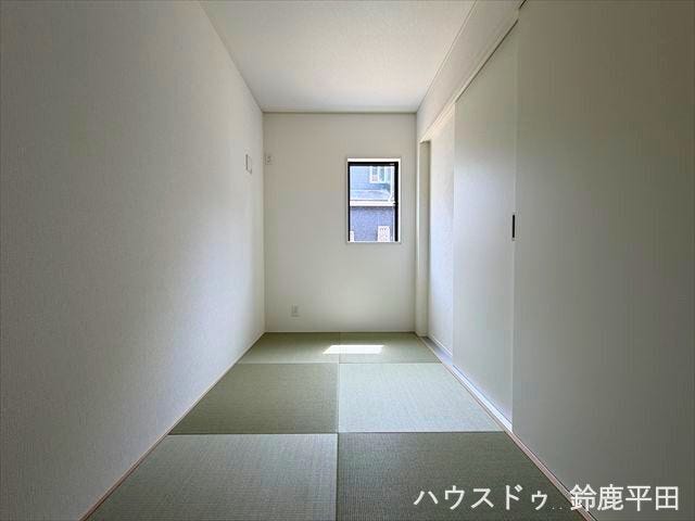 LDKに隣接された約4帖の洋風和室です。扉を開ければリビングの延長としても活用でき、子供部屋やお昼寝スペースなど多用途に活躍します。