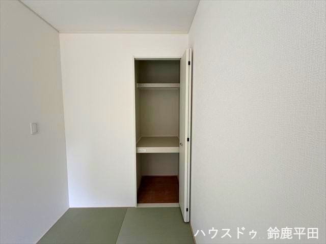 約4帖洋風和室に設置された収納スペースです。棚がついていて用途に合わせて整理することができます。