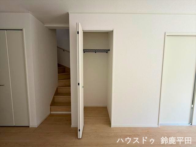 LDKに設置されたクローゼットです。掃除用品や日用品などを収納できます。