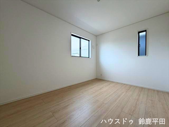 【2階北側約6帖洋室】シンプルな間取りで家具の配置がしやすいお部屋です。