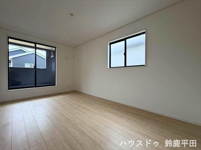 【2階南側約7.5帖洋室】大きな2面採光の窓で明るい日差しが差し込み、毎日快適に過ごせる空間です。
