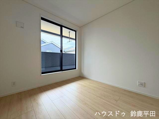 【2階東側約5帖洋室】バルコニーに面していて、採光、通風ともに良好なお部屋です。