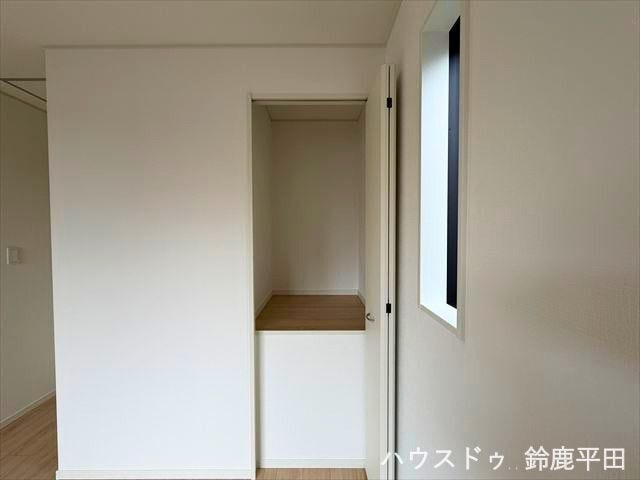 東側約5帖洋室に設置された収納スペースです。高さがあり、整理しやすいのがいいですね。