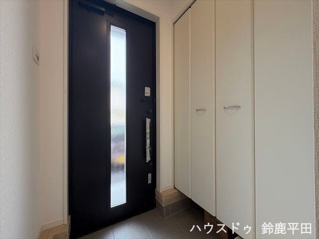 大容量のシューズインクローゼットを備えた玄関で玄関周りをすっきり保つことができます。