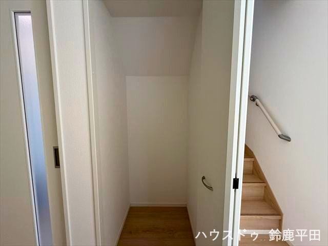 LDKに設置された収納スペースです。キッチンに近いので食品や飲料のストックを整理するのもいいですね。