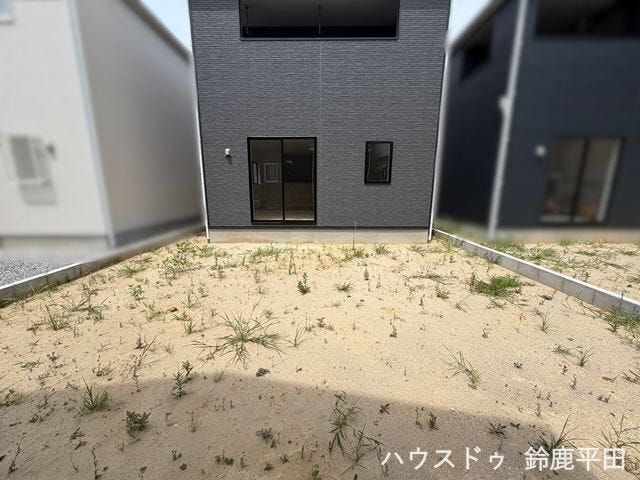 広々とした庭でガーデニングや家庭菜園、子供の遊び場など多用途に活躍します。
