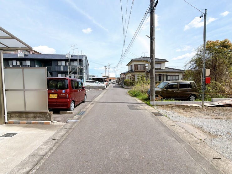 大型車や多くの車両が通行することが少なく、静かで落ち着いた環境が得られます。特に小さなお子さんがいる家庭では安心です!