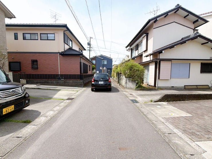 車がスピードを出しにくいため、交通事故のリスクが低減されます。歩行者や自転車が安全に通行しやすい環境です!