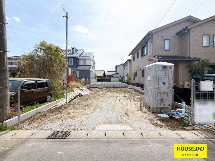 【外観】
北向きの土地は直射日光を直接浴びにくいため、室内や駐車している車の温度が高くなりにくく、エアコンの効率も向上します!