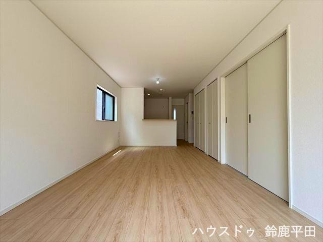約16帖のゆとりあるLDKです。すっきりとした縦長の間取りで家具のレイアウトがしやすいです。