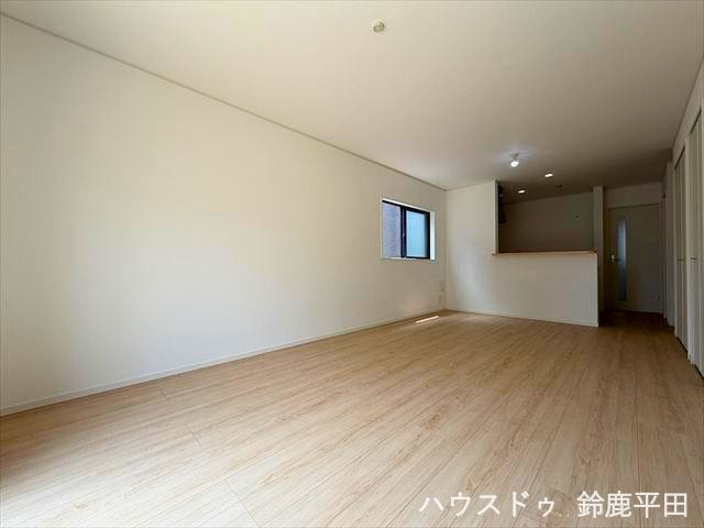 対面式のキッチンでリビングの様子を見渡せる開放的な空間です。家事をしながらでもご家族との楽しい時間を過ごせます。