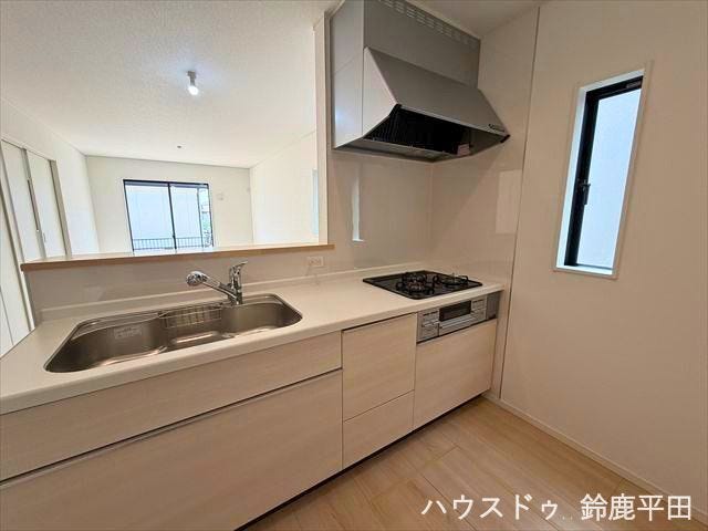 対面式キッチンでご家族との会話を楽しみながら料理ができます。収納スペースを備えているので食器や調理器具などをすっきり整理できます。
