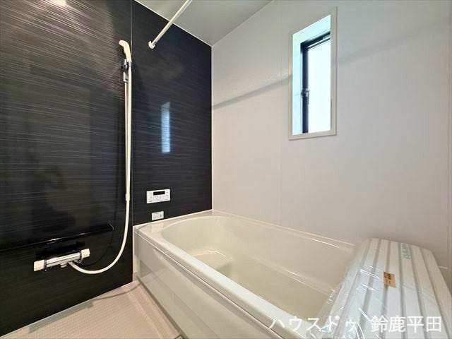 黒のアクセントクロスが特徴の浴室です。窓がついているので換気したり、追い焚き機能がついているのでいつでもぽかぽかで快適に入ることができます。