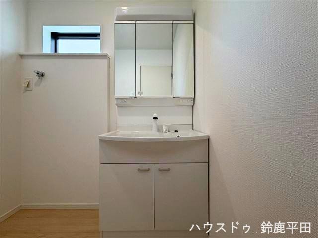 三面鏡と収納スペースを備えた使い勝手のいい洗面台です。隣には洗濯機を置くスペースがあるので家事動線に優れたいい空間です。