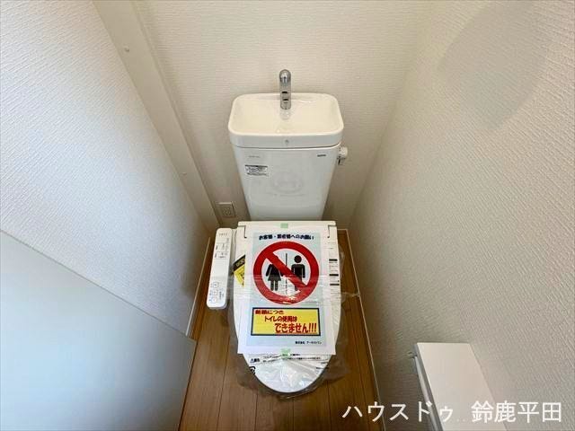 木目調の床が特徴のトイレです。温水便座機能がついているので毎日快適にお使いいただけます。