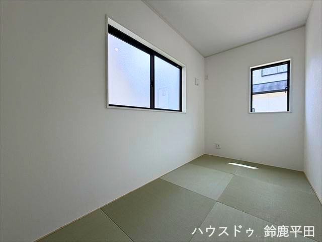 LDK横に隣接された約4帖の洋風和室です。来客用のくつろぎスペースやお昼寝スペースなど多目的に活用できます。