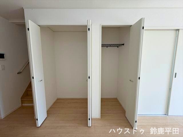 LDKに設置されたクローゼットです。食品のストックや掃除用品など用途に合わせてすっきり整理ができます。