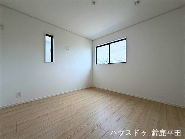 【2階西側約6.1帖洋室】2面採光で明るい日差しが差し込み、過ごしやすい空間ですね。