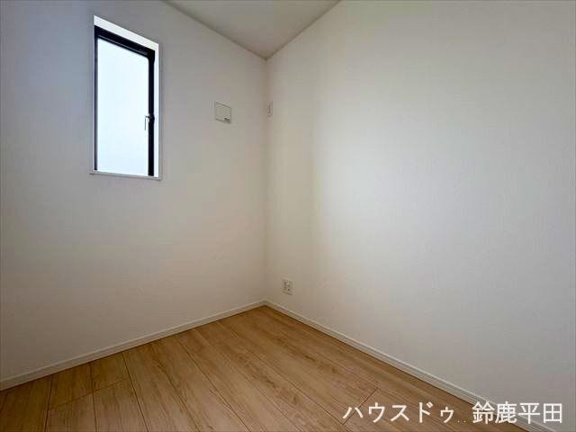 【2階テレワークルーム】仕事や勉強に集中しやすい空間です。書斎のほかにも趣味部屋などにも活用できます。