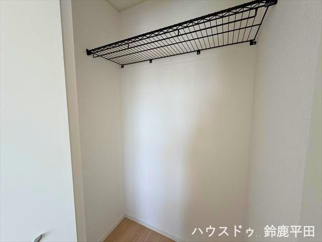 2階西側約6.1帖洋室に設置された収納スペースです。衣服や日用品などさまざまなものをすっきり整理できます。