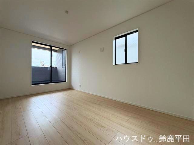 【2階南側約7.5帖洋室】バルコニーに面しているので採光と通風が良好な過ごしやすい空間です。